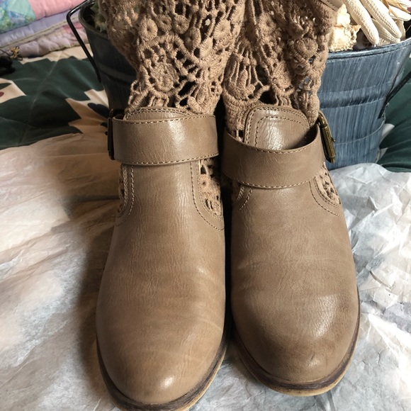 UNIQUE BOOTS 👢 Tan, w/Decorative Top , Size 8m.  MUST try on & see for yourself - Picture 2 of 12